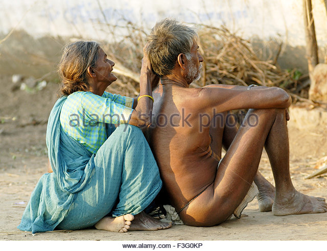rural-life-old-couples-near-vadalur-tamil-nadu-india-f3g0kp